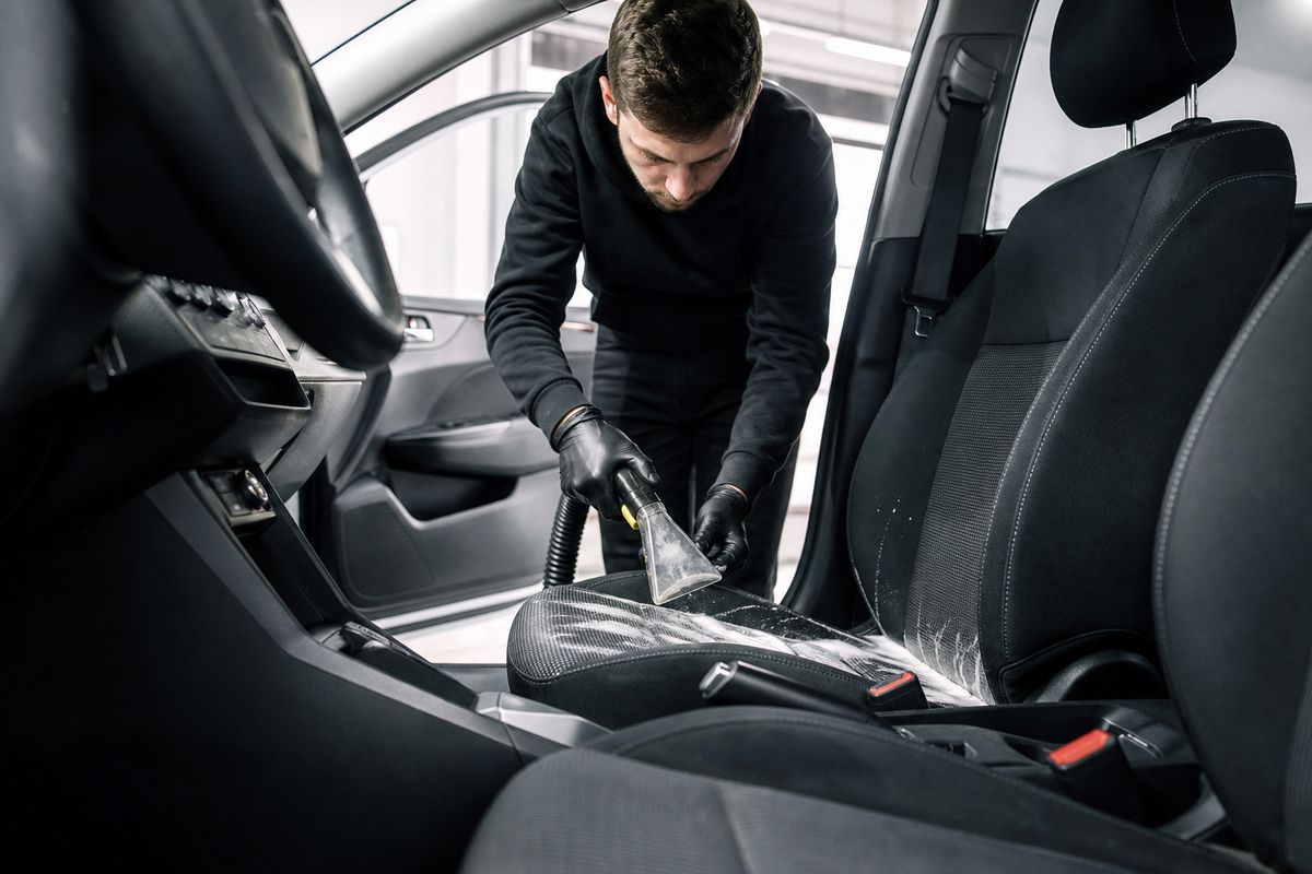 Химчистка салона автомобиля перед продажей в детейлинг-студии