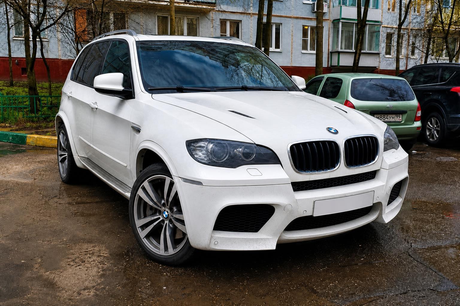 Фото авто для объявления — BMW X5 M, светлый каталожный стиль