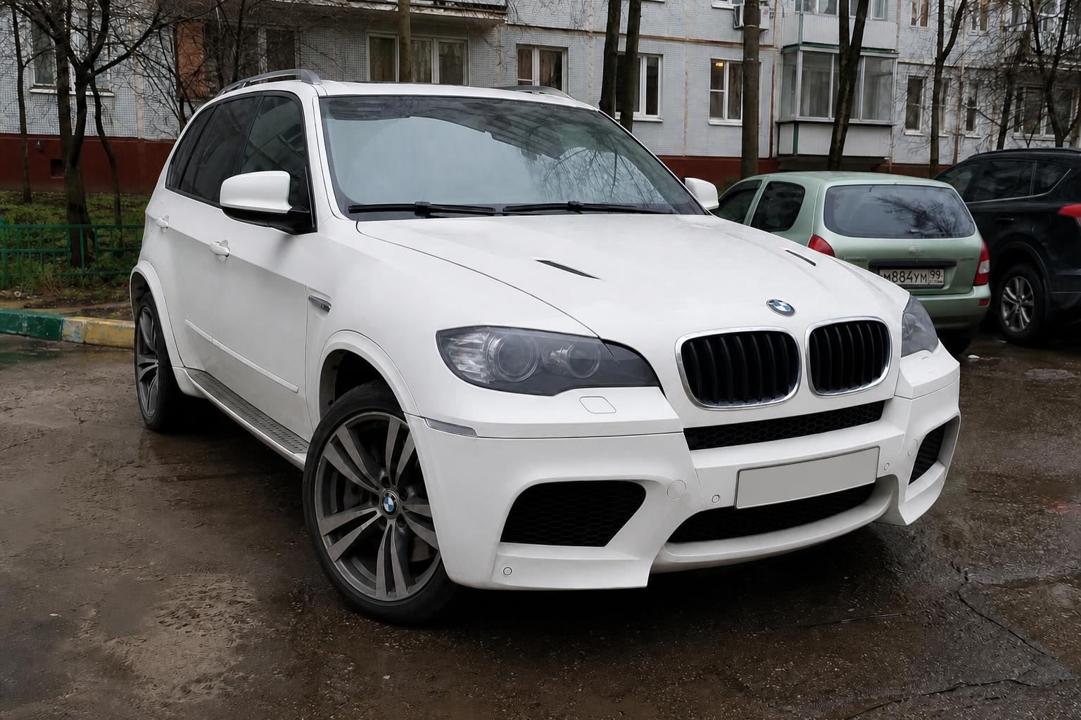 Фото авто для автосалона — BMW X5 M, ровный фон для стока