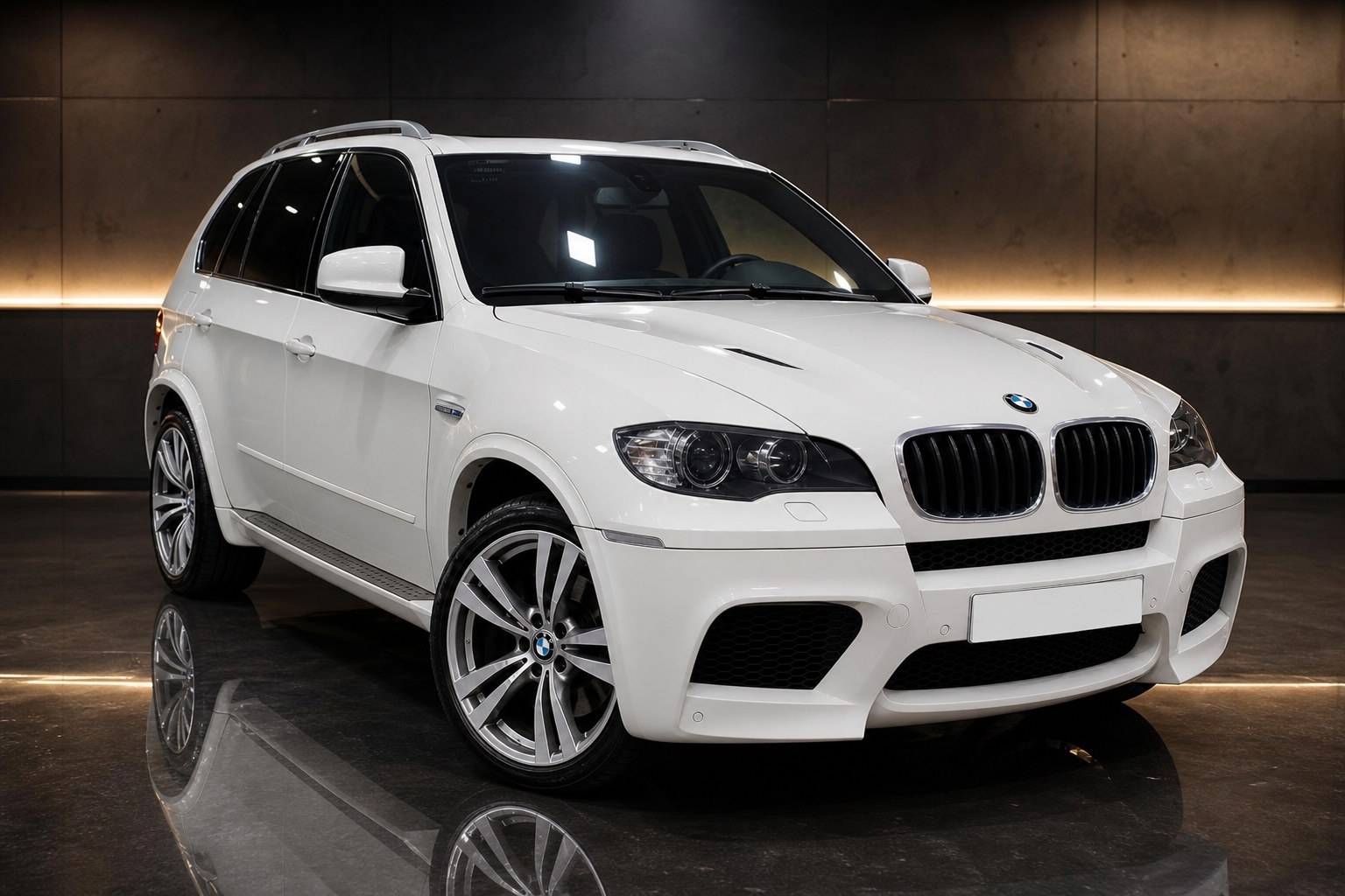 Фото авто для автосалона — BMW X5 M, студийный стиль
