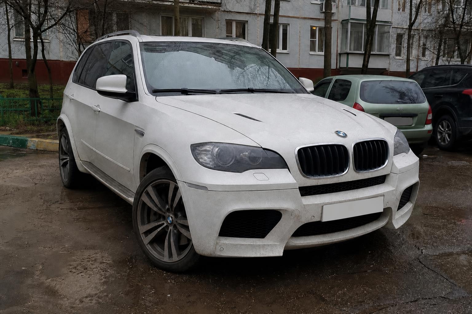 Фото BMW X5 M для объявления до обработки — снято во дворе в пасмурный день