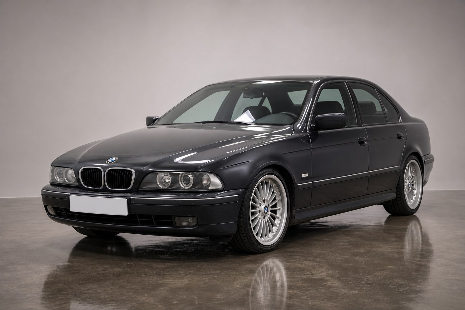 Обработка фото тёмного авто до после — BMW E39 на светлом фоне студии