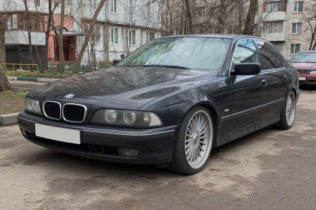 Фото тёмного авто до обработки — BMW E39 сливается с серым двором